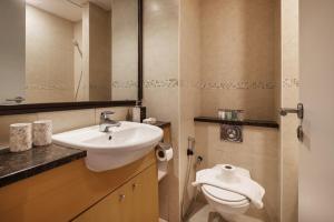 Et badeværelse på Urban Studio Apartment In Goldcrest Views Jlt
