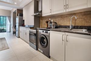 Køkken eller tekøkken på Urban Studio Apartment In Goldcrest Views Jlt