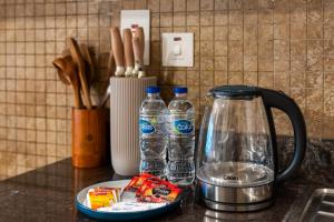 Kaffe- og tefaciliteter på Urban Studio Apartment In Goldcrest Views Jlt