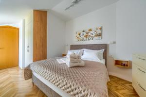 een slaapkamer met een bed met een handdoek erop bij Apartments Eternity in Split