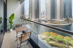 En balkon eller terrasse på Urban Studio Apartment In Goldcrest Views Jlt