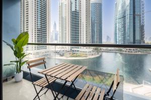 En balkon eller terrasse på Urban Studio Apartment In Goldcrest Views Jlt