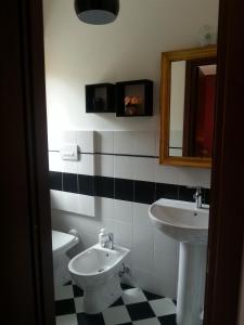 uma casa de banho com 2 lavatórios e um espelho em Il GIARDINACCIO Agriturismo em LʼAquila