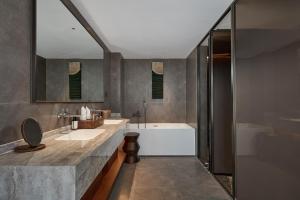 Postel nebo postele na pokoji v ubytování ARULA J Hotel