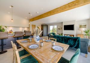 een eetkamer en woonkamer met een tafel en stoelen bij Deer Cottage in Eldroth