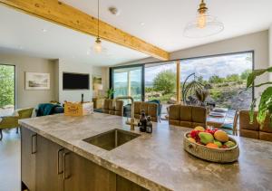 een keuken met een aanrecht met een fruitschaal bij Deer Cottage in Eldroth
