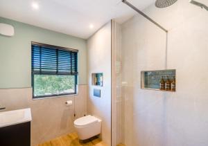 een badkamer met een douche, een toilet en een wastafel bij Deer Cottage in Eldroth +36 foto's