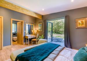 een slaapkamer met een bed en een bureau in een kamer bij Deer Cottage in Eldroth