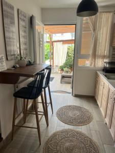 A cozinha ou cozinha compacta de Alkistis House