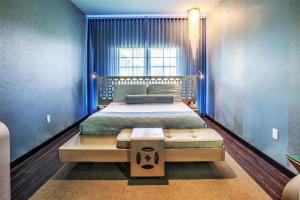 Un dormitorio con una cama en una habitación azul. en Dream South Beach, by Hyatt, en Miami Beach