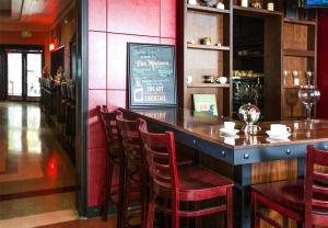 un bar con sillas y una mesa en un restaurante en Dream South Beach, by Hyatt, en Miami Beach
