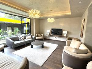 Una sala de estar con dos sofás y un televisor. en Kilimani Executive Suites With Gym, Heated Pool, Sauna, Steam room, en Nairobi