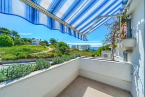 een balkon met uitzicht op een straat bij Apartments Eternity in Split