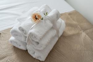 een handdoek met een bloem op een bed bij Apartments Eternity in Split +92 foto's