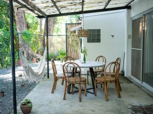 Vrt ispred objekta SAYA Nest Self-Service Home in Rainforest Nest with Kitchen - Monkeys, Bats, Pet Friendly with a Fee