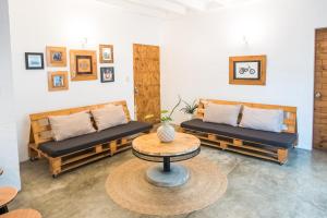 Prostor za sedenje u objektu SAYA Nest Self-Service Home in Rainforest Nest with Kitchen - Monkeys, Bats, Pet Friendly with a Fee