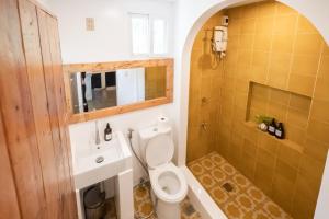 Kupatilo u objektu SAYA Nest Self-Service Home in Rainforest Nest with Kitchen - Monkeys, Bats, Pet Friendly with a Fee