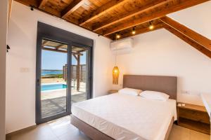 Postel nebo postele na pokoji v ubytování Cato Agro 3, Seafront Villa with Private Pool + 37 fotografií