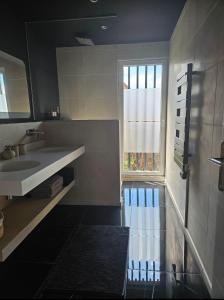 ห้องน้ำของ Appart design Jacuzzi Sauna, Salle de sports +29 ภาพ