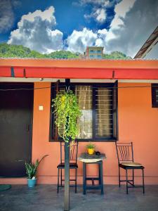 El edificio en el que está la habitación en casa particular