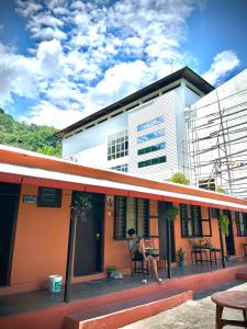 El edificio en el que está la habitación en casa particular