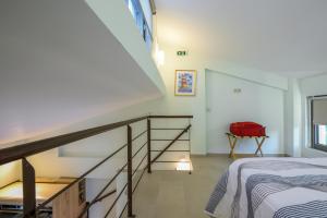 En eller flere senge i et værelse på Marthina Luxury Living