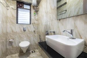 Koupelna v ubytování Treat Homes Service Apartment in BKC Sindhuratna 503 + 18 fotografií