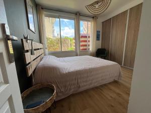 Postel nebo postele na pokoji v ubytování 3 pièces avec terrasse arborée