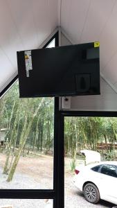 a car parked in front of a window with a microwave at Refugio El Benja in Villa Salto Encantado
