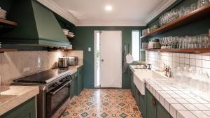 Nhà bếp/bếp nhỏ tại MiraNamin M A P I L I G - Private Suite in Historic Home with Unique View, Self-Service Breakfast, Indoor Plunge Pool, Rooftop, Shared Kitchen