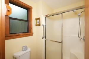 ガトリンバーグにあるThe Bird Hallarのシャワーとトイレ付きのバスルーム +17枚の写真