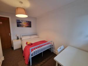 Un pat sau paturi într-o cameră la South Birmingham homestay - near HS2, Solihull, NEC & BHX +10 fotografii