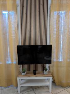 TV a/nebo společenská místnost v ubytování Yellow Dream Corner Gex