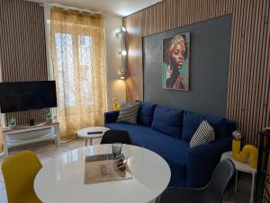 TV a/nebo společenská místnost v ubytování Yellow Dream Corner Gex