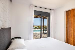 Postel nebo postele na pokoji v ubytování Cato Agro 1, Seafront Villa with Private Pool