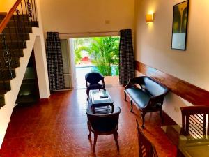 アンジュナにあるRashNik Villas & Reosrt Anjuna with pool & kitchenの椅子2脚とテーブルのあるリビングルーム