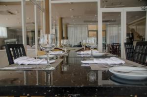 una mesa con copas de vino y platos en ella en Hotel Inter Tete, en Tete