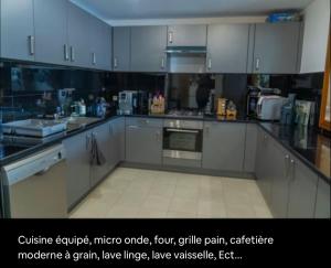 Η κουζίνα ή μικρή κουζίνα στο APPARTEMENT 5 étoiles VUE SUR MER