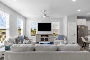 Una sala de estar con un sofá y un televisor de pantalla plana. en Golf-view Gem - Dog Friendly by myBeach Vacation Rentals, en Myrtle Beach