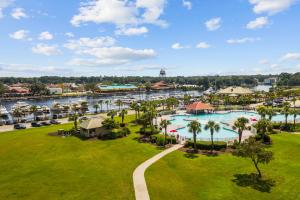 Una vista aérea de un complejo turístico con puerto deportivo. en Golf-view Gem - Dog Friendly by myBeach Vacation Rentals, en Myrtle Beach