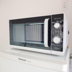 a microwave oven sitting on top of a white appliance at Chiba Gateway House in Chiba
