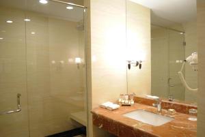 Een badkamer bij Adimulia Hotel Medan