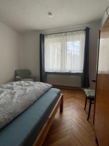 Ένα ή περισσότερα κρεβάτια σε δωμάτιο στο Ferienwohnung für 2 Gäste