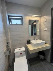 un bagno con un water bianco e un lavandino di T Home Balcony Homestay a Hanoi