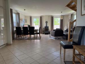 un soggiorno con tavolo e sedie di Reethaus Sonnenwiese, Haus am Meer mit eingezäuntem Garten, Hunde herzlich willkommen a Glowe Altre 11 foto