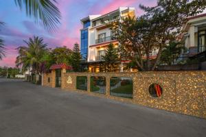 a city street with a fence and a building at ELC Boutique Hoi An Hotel in Hoi An
