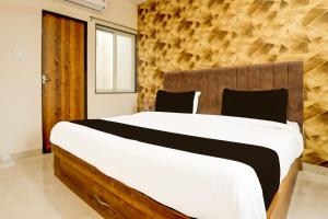 Postel nebo postele na pokoji v ubytování Hotel O Gaurav