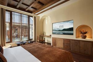 TV a/nebo společenská místnost v ubytování ARULA J Hotel