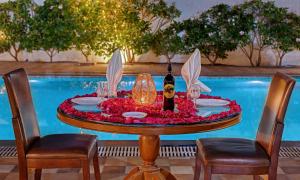 Amarpreet, Chhatrapati Sambhajinagar - AM Hotel Kollection内部或周边的泳池