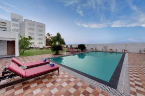 Amarpreet, Chhatrapati Sambhajinagar - AM Hotel Kollection内部或周边的泳池